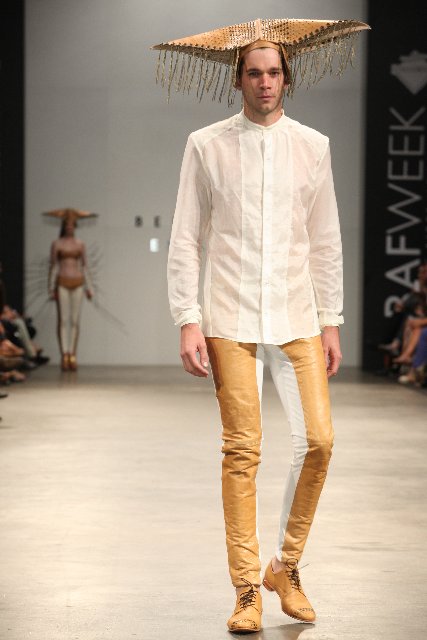 Pantalon cuero beige masculino camisa blanca